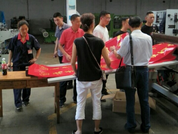 對(duì)聯(lián)燙金機(jī)試機(jī)客戶(hù)連連稱(chēng)贊！